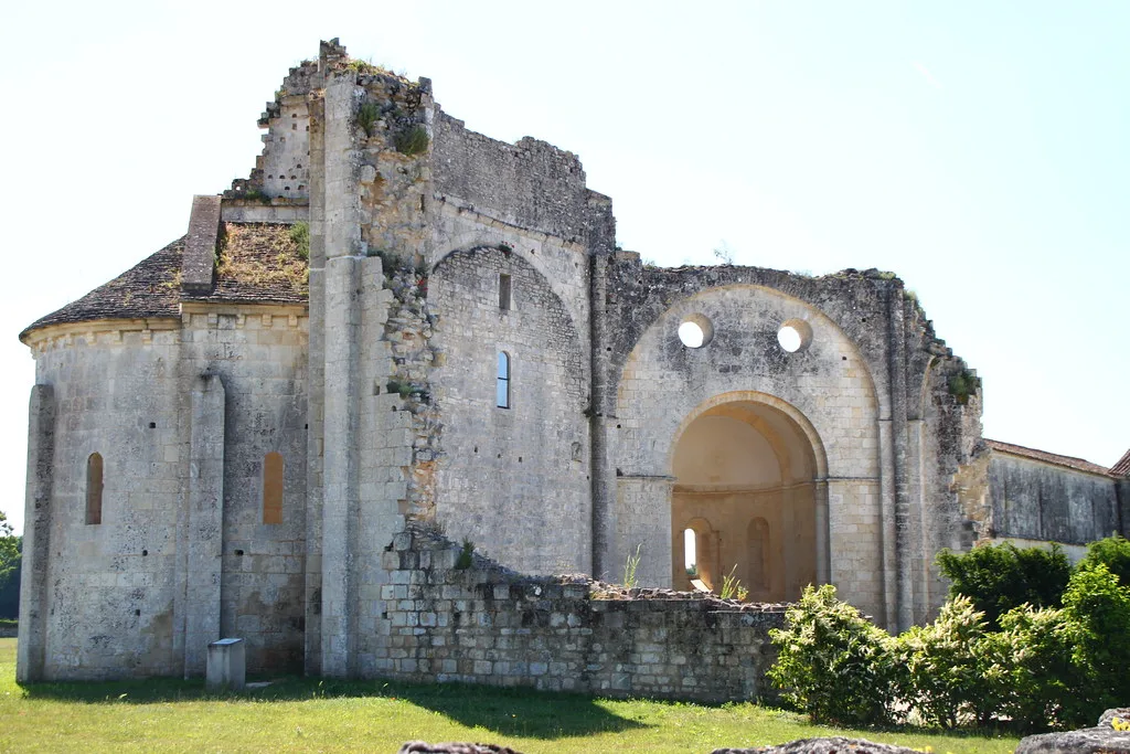 L’Abbaye de Trizay : Un voyage à travers l’art, l’histoire et la nature
