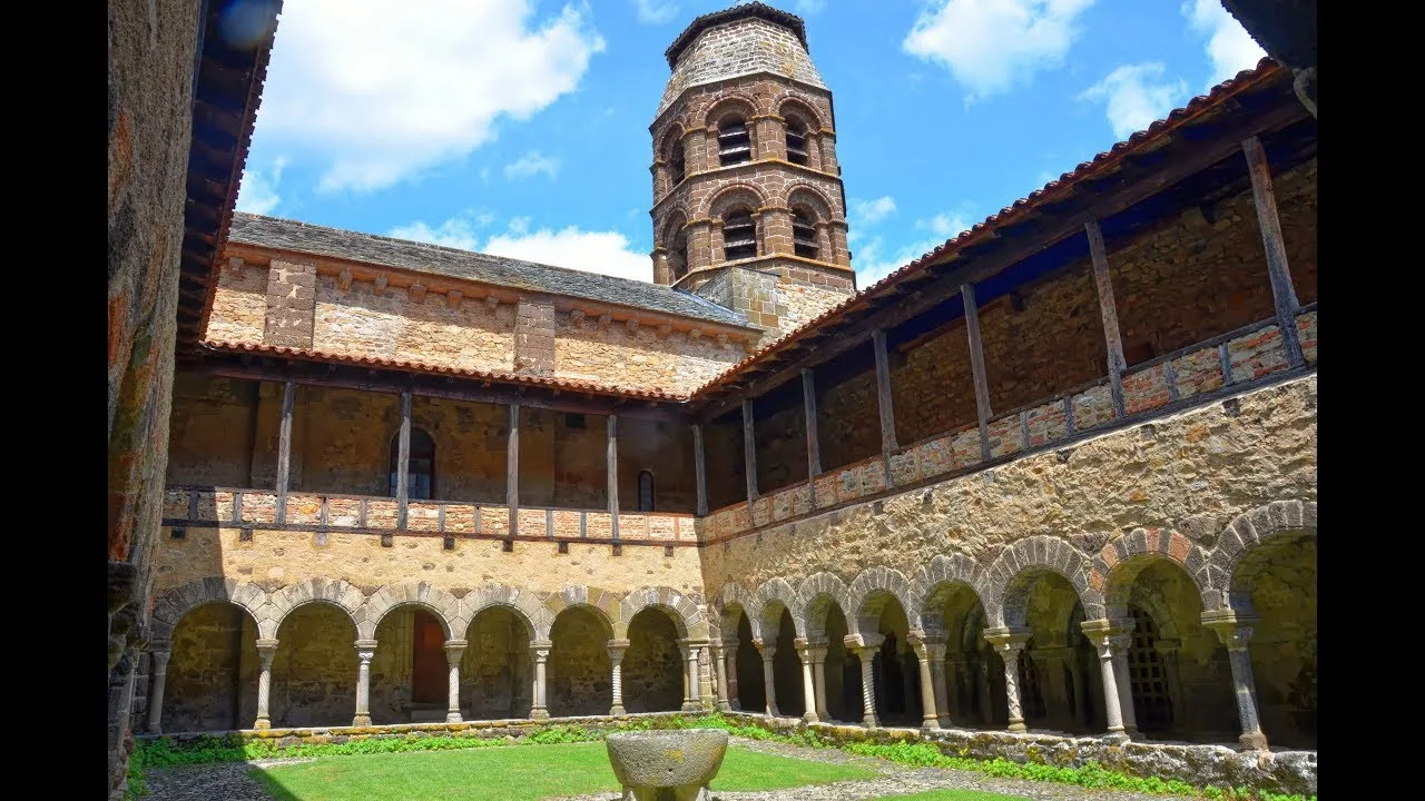 découvrez lavaudieu : un bijou médiéval autour de l’abbaye saint andré, le secret le mieux gardé de l’auvergne
