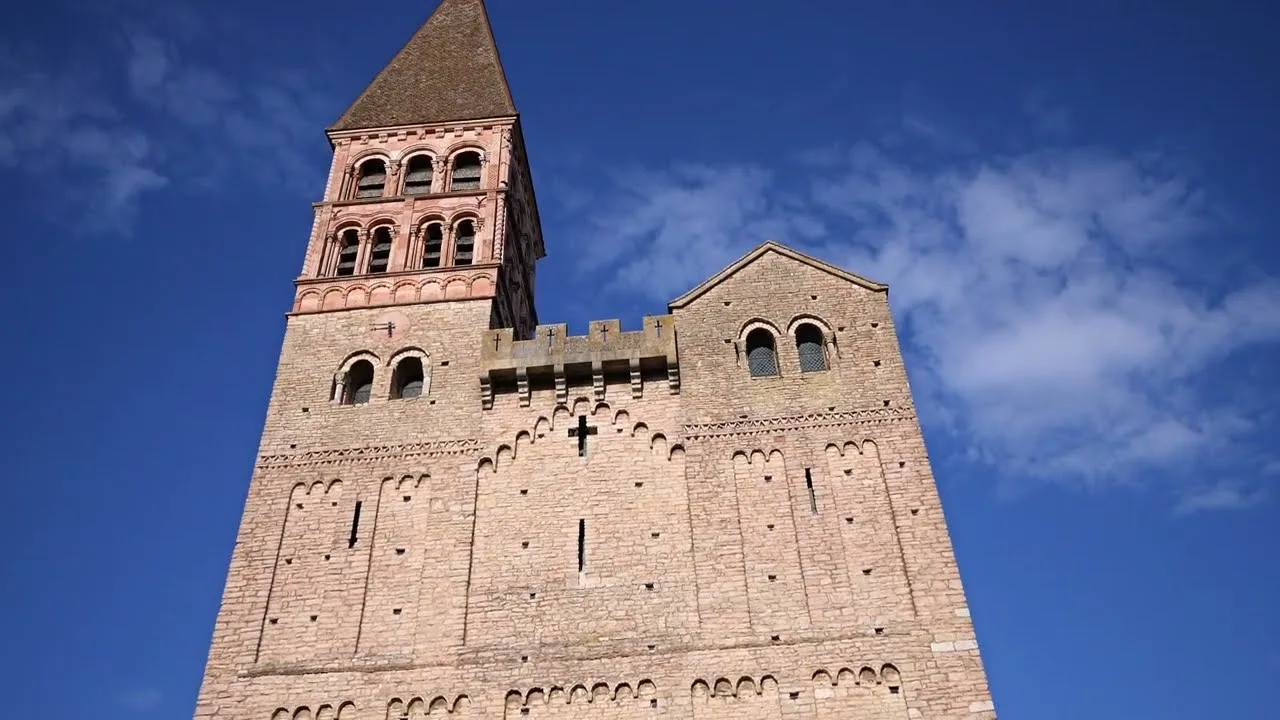 abbaye de saint philibert de tournus, joyau de la bourgogne